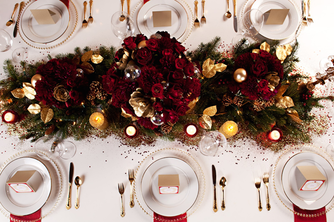 mesa de natal com elementos naturais