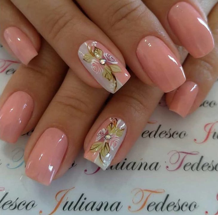 Unhas decoradas com pedrarias