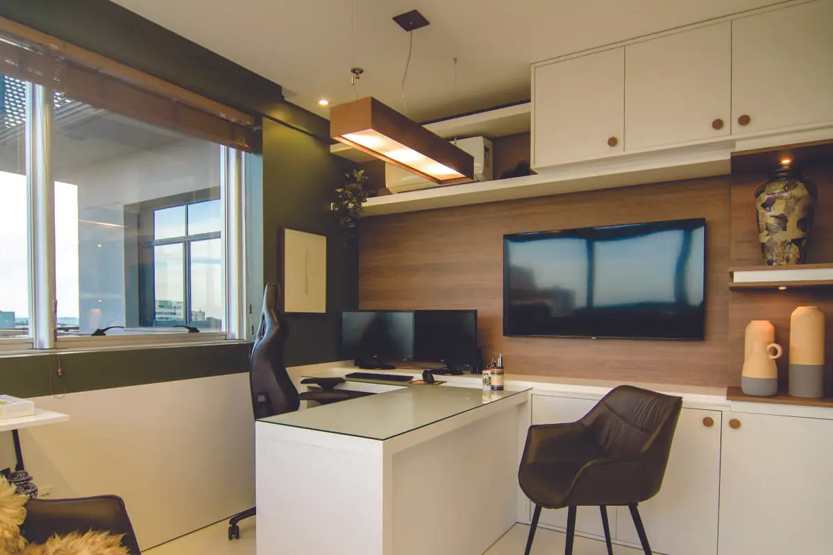 como decorar parede de escritório com prateleiras flutuantes