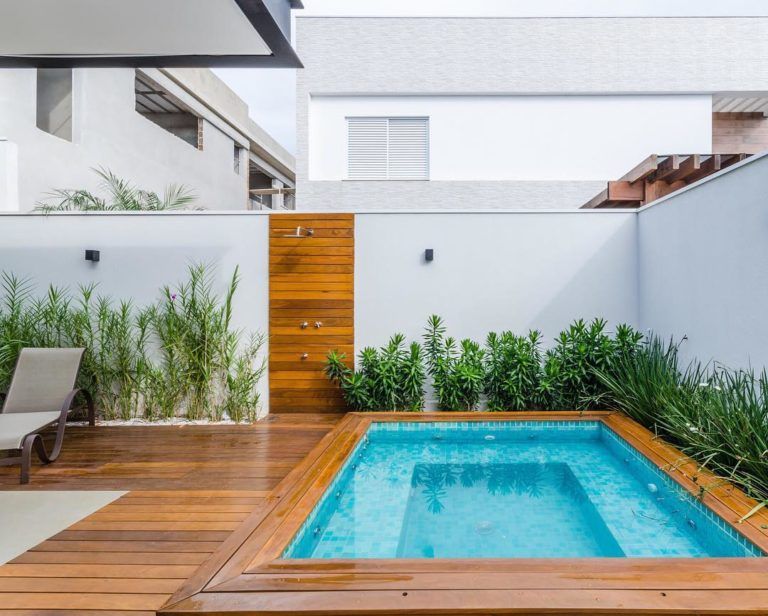 quintal pequeno com piscina