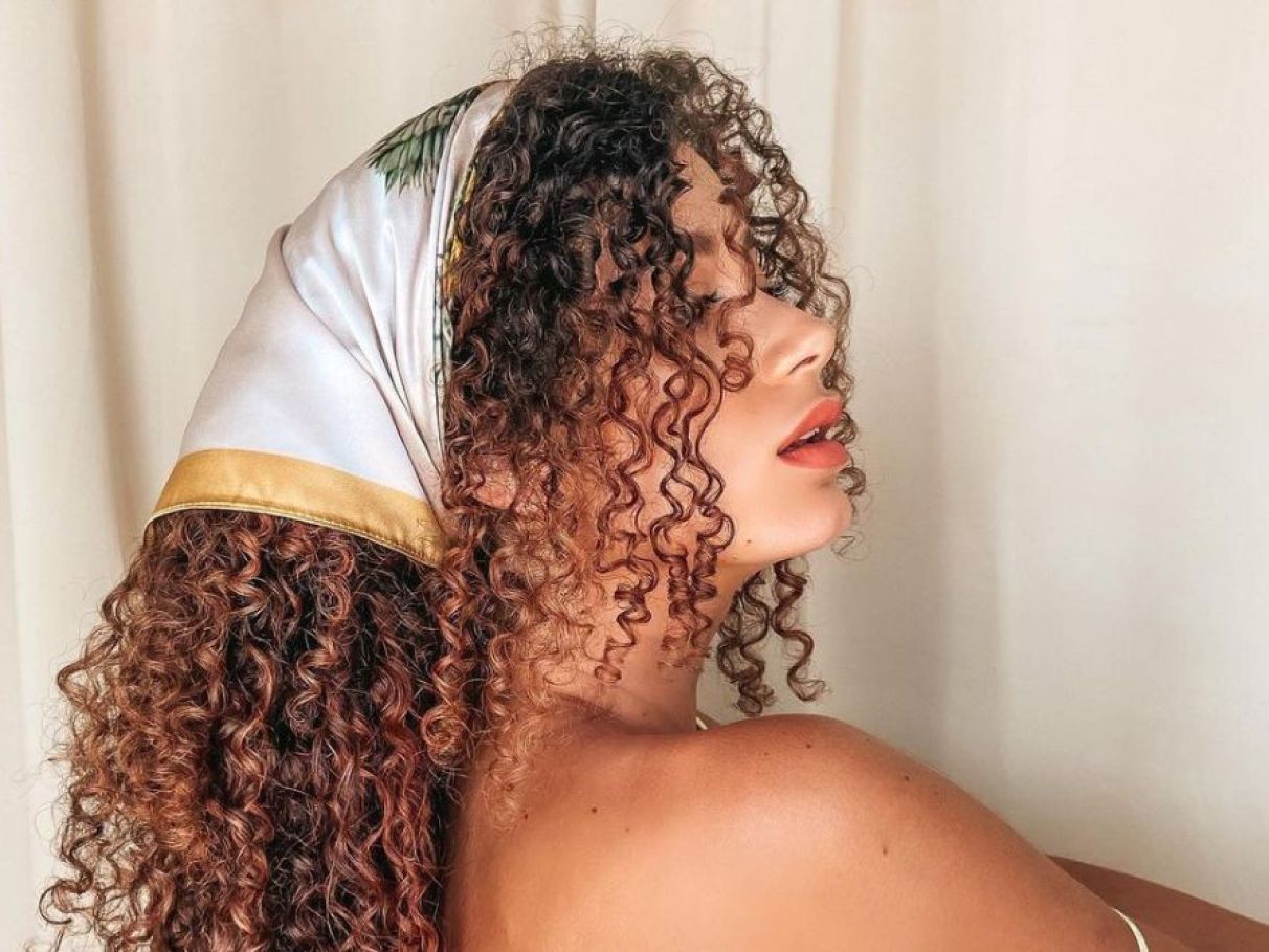 ideias de penteados para cabelo cacheado para casamento