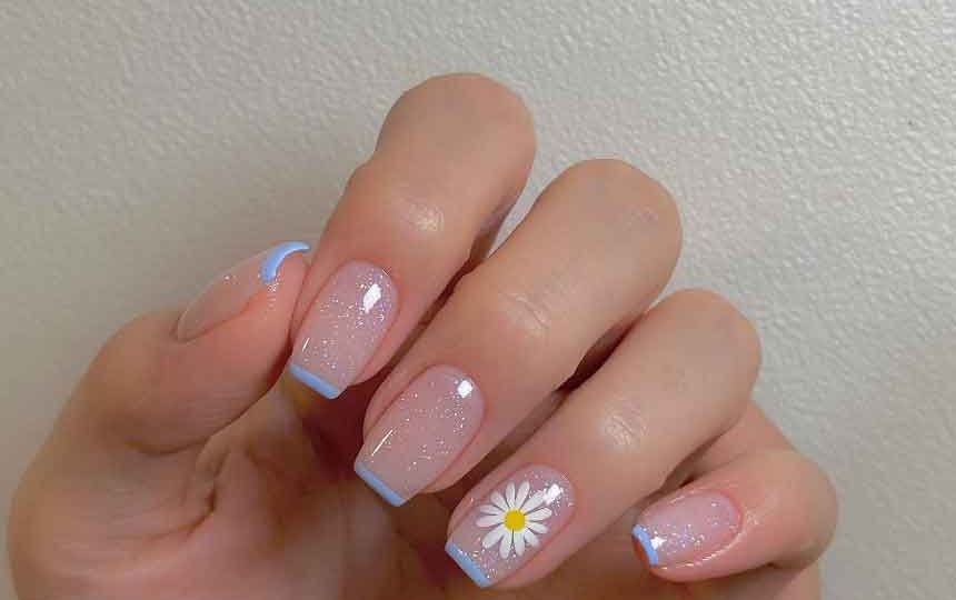 unha azul bebê decorada