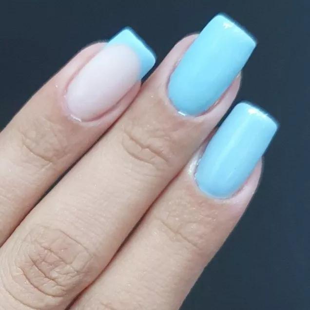 unha azul claro curta