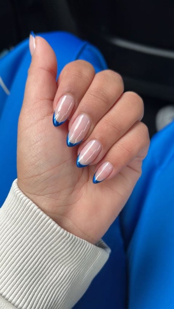 unha azul claro francesinha