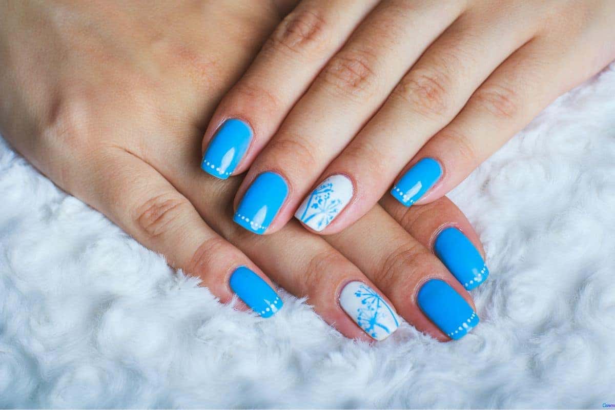 unha azul claro com flores