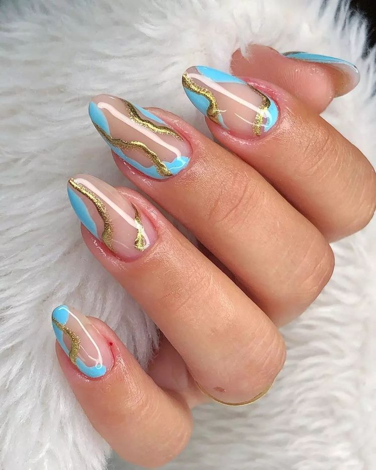 unha azul claro com strass