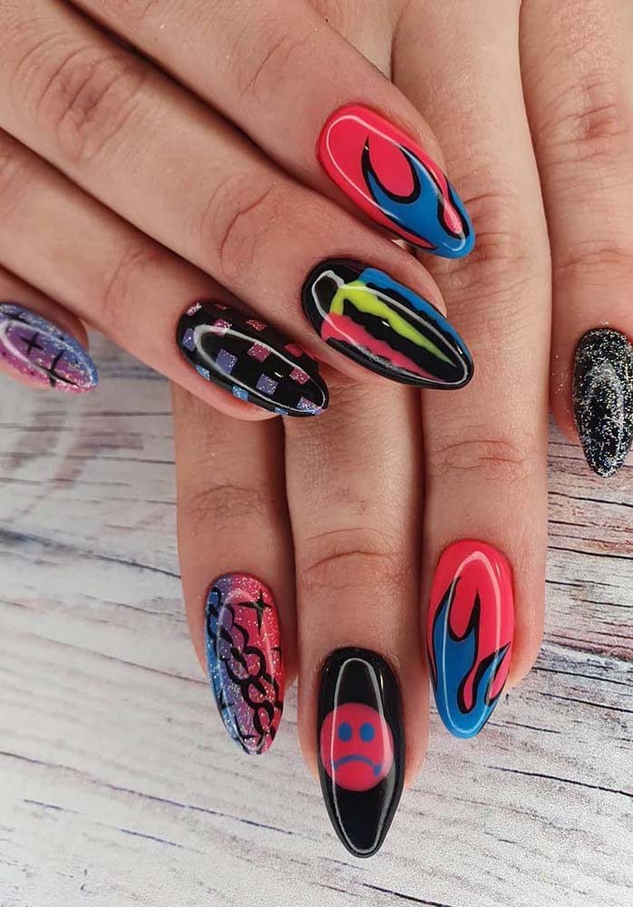 unhas postiças decoradas com adesivos