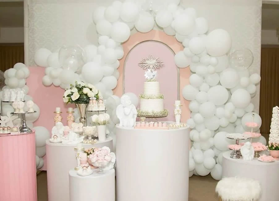 decoração batizado simples feminino com tema anjinha