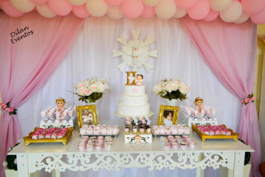 decoração batizado simples feminino vs luxuoso