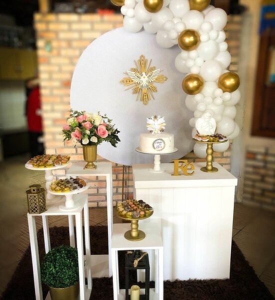 decoração batizado simples feminino vs luxuoso
