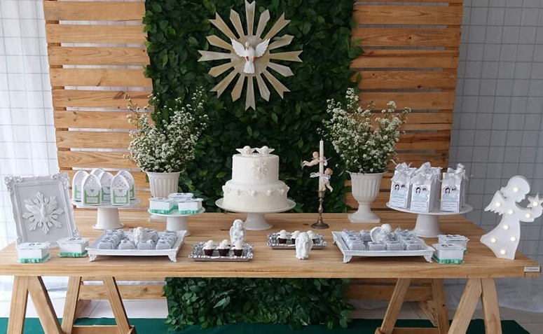 decoração batizado simples feminino com tema anjinha