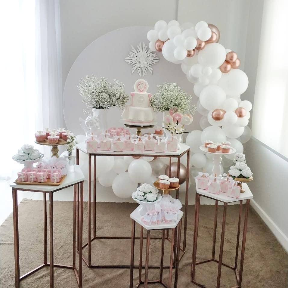decoração batizado simples feminino vs luxuoso
