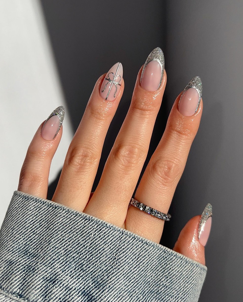unhas douradas ano novo
