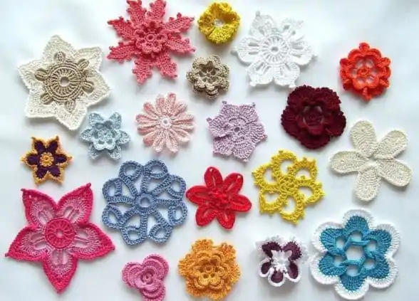 Decoração Encantadora: 7 Ideias para Usar Tapetes de Crochê Redondos e Coloridos