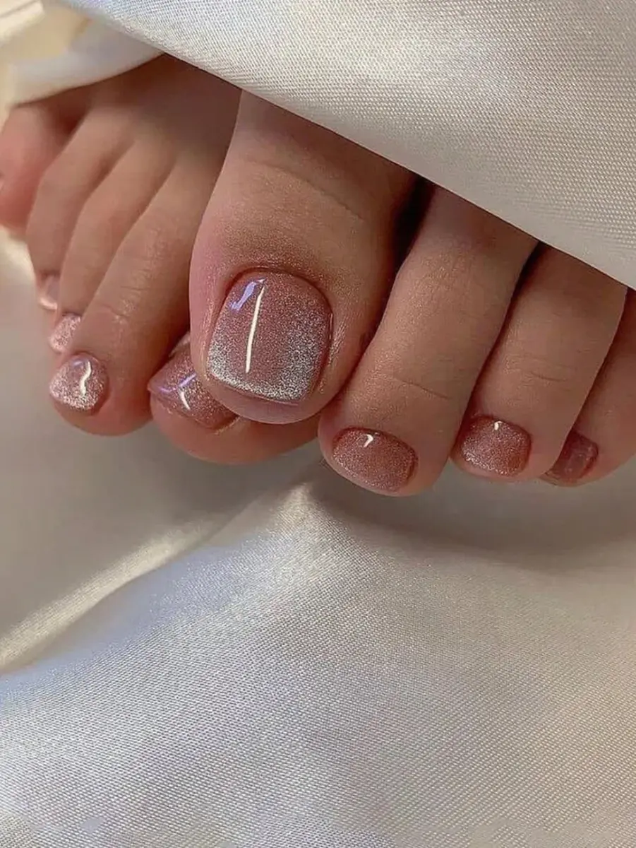 francesinha minimalista nos pés com esmalte impala