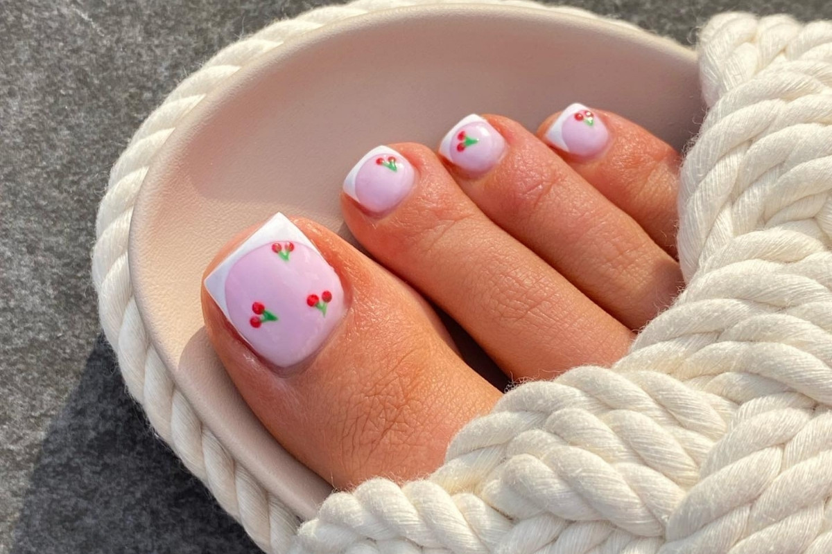 francesinha minimalista nos pés com esmalte impala