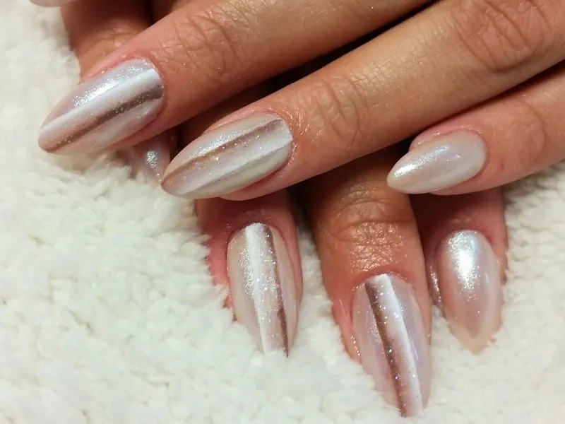 unhas francesinha repaginada com glitter dourado para ano novo