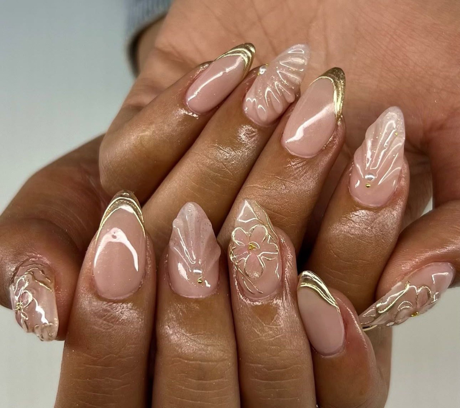 unhas francesinha repaginada com glitter dourado para ano novo