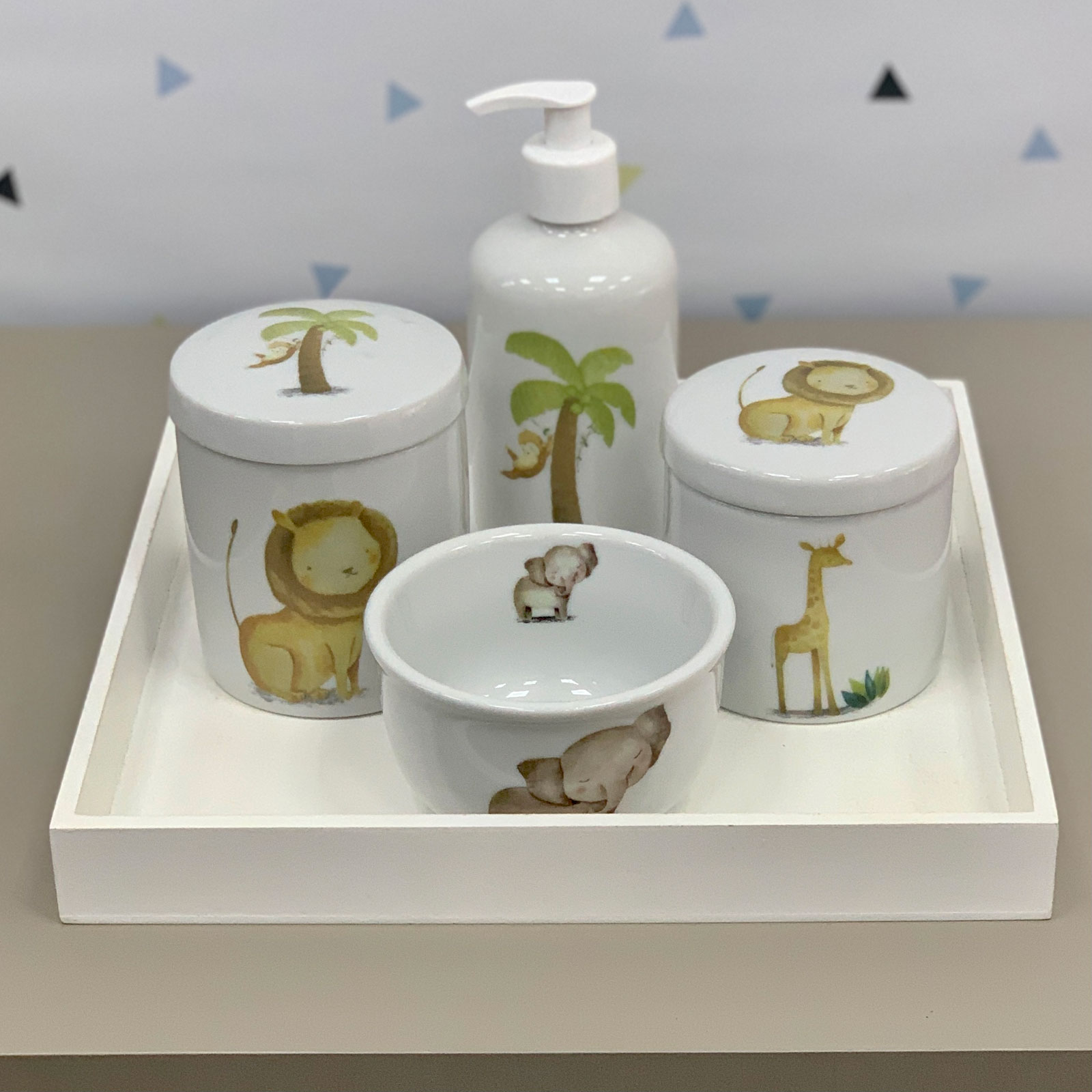 5 ideias de títulos:
1. Kit Higiene Safari: O Guia Completo para Organizar o Quarto do Bebê
2. Decoração Safari: Como Escolher o Kit Higiene Perfeito para seu Filho
3. Essenciais para o Bebê: Os Itens Indispensáveis no Kit Higiene Safari
4. Kit Higiene Safari Personalizado: Dicas para Criar um Ambiente Único
5. Onde Comprar Kit Higiene Safari: Melhores Lojas e Marcas