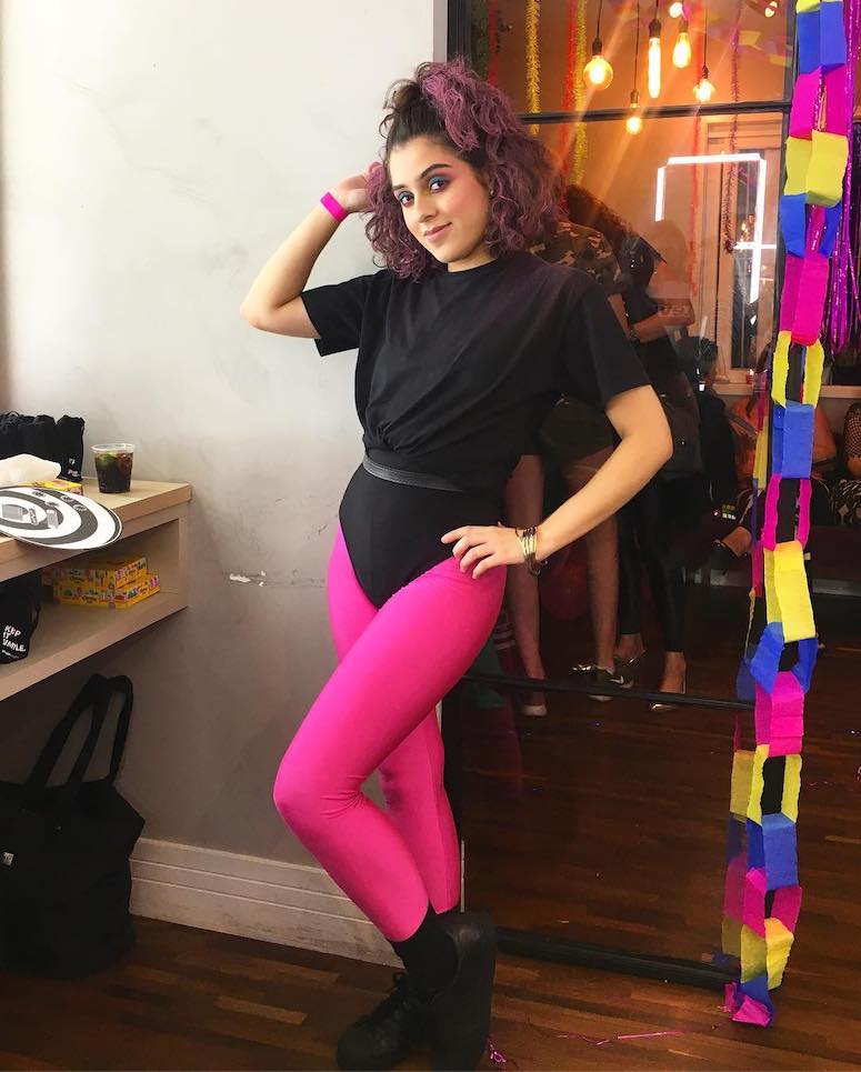 como usar ombreiras em looks anos 80 femininos