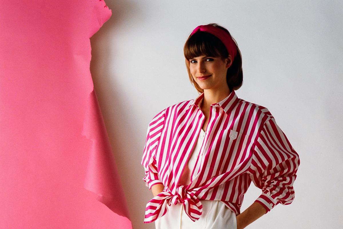 como usar ombreiras em looks anos 80 femininos