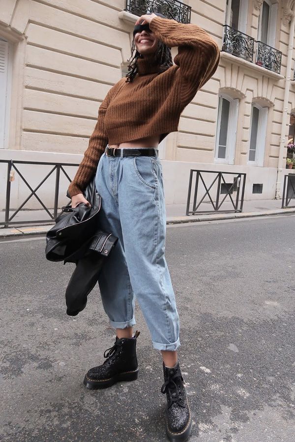 como usar mom jeans e camisetas largas estilo anos 90