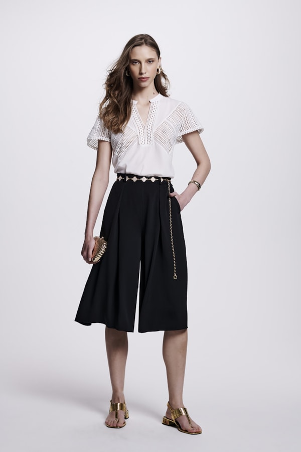 look bermuda ciclista preta com blazer oversized