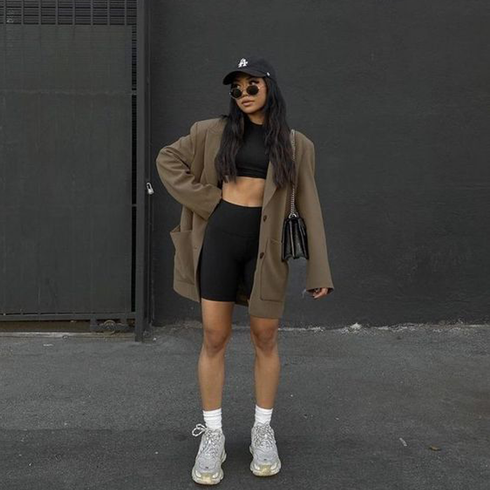 look bermuda ciclista preta com blazer oversized