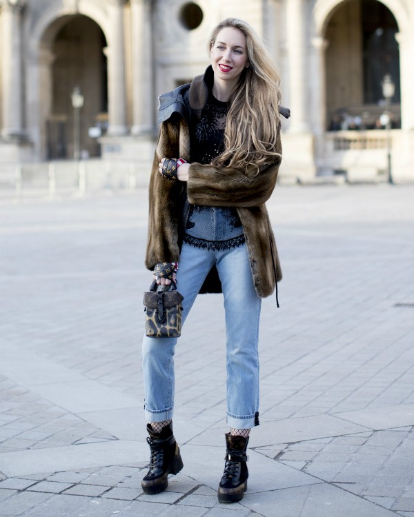 look calça jeans e coturno de salto