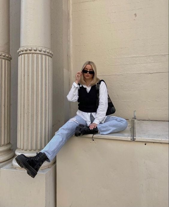 look calça jeans e coturno de salto