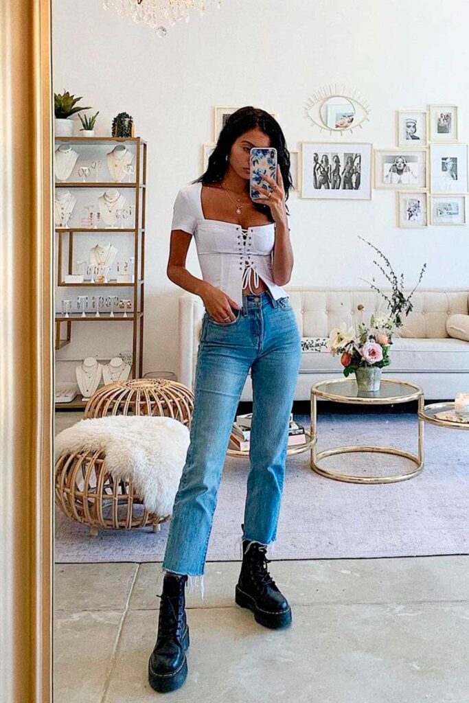 look calça jeans e coturno de salto