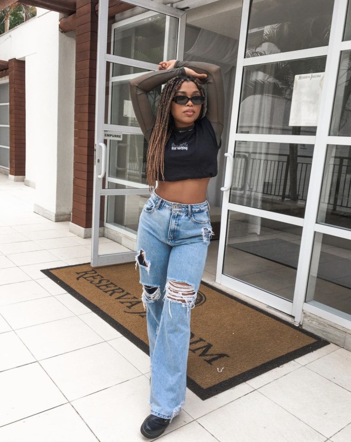 look calça jeans e coturno de salto