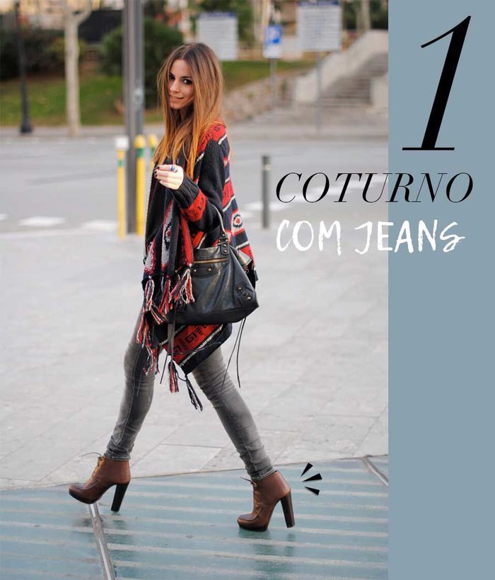 look calça jeans e coturno de salto