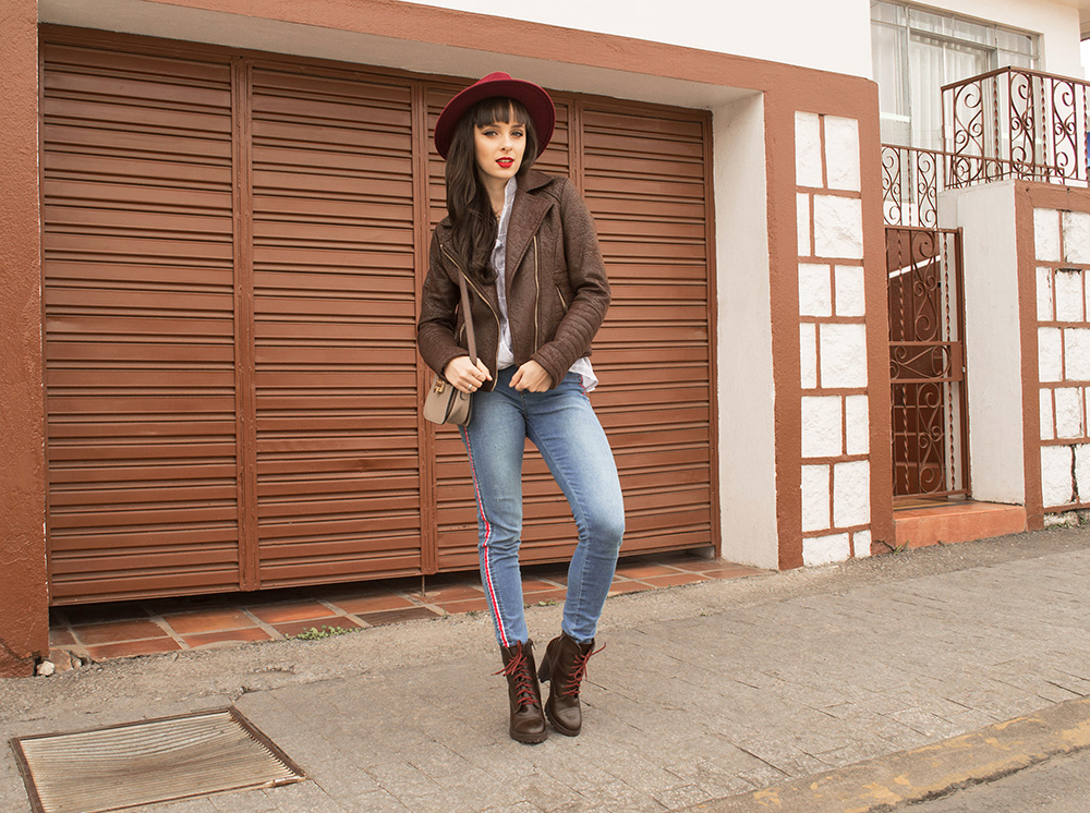 look calça jeans e coturno de salto