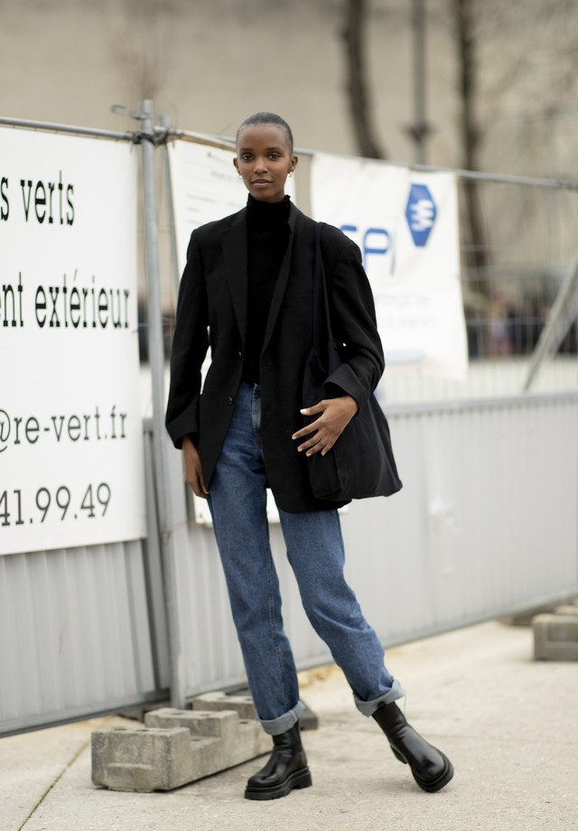 look calça jeans e coturno de salto