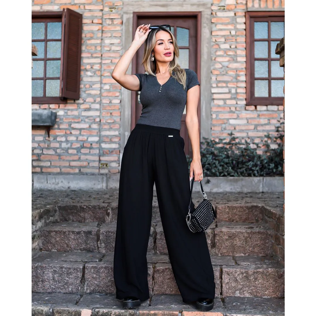 calça pantalona preta com cropped