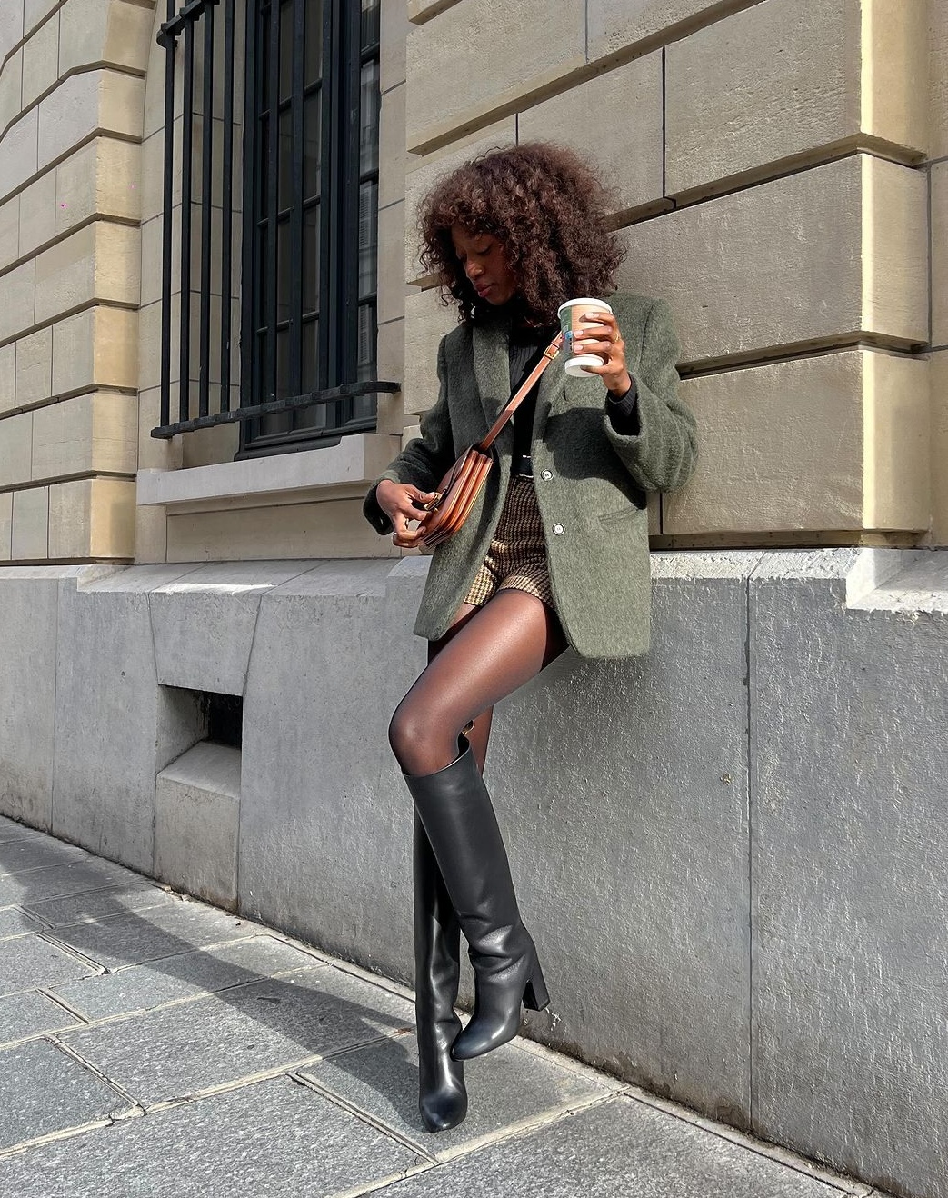 looks com bota de cano alto e vestido