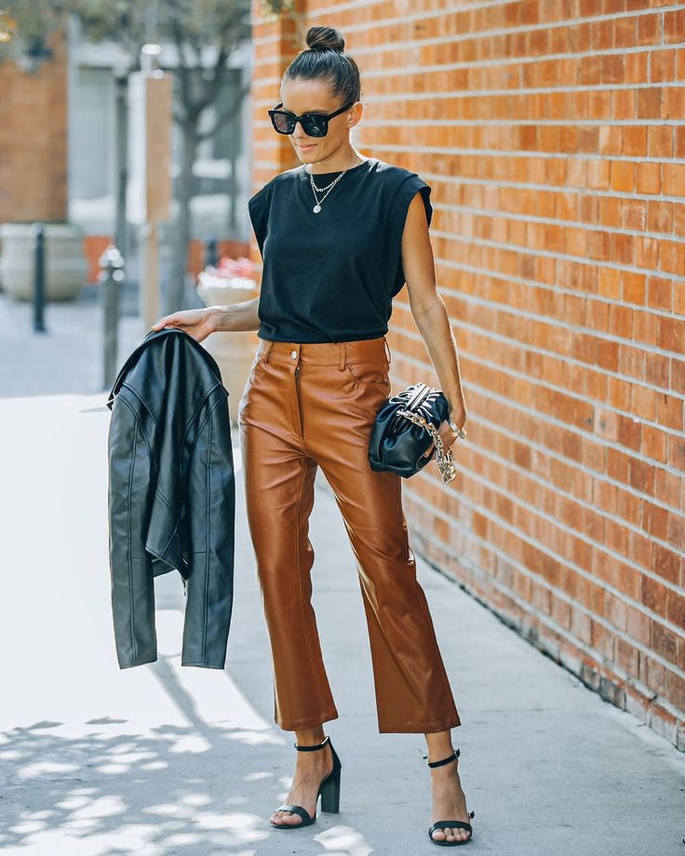 calça courino caramelo