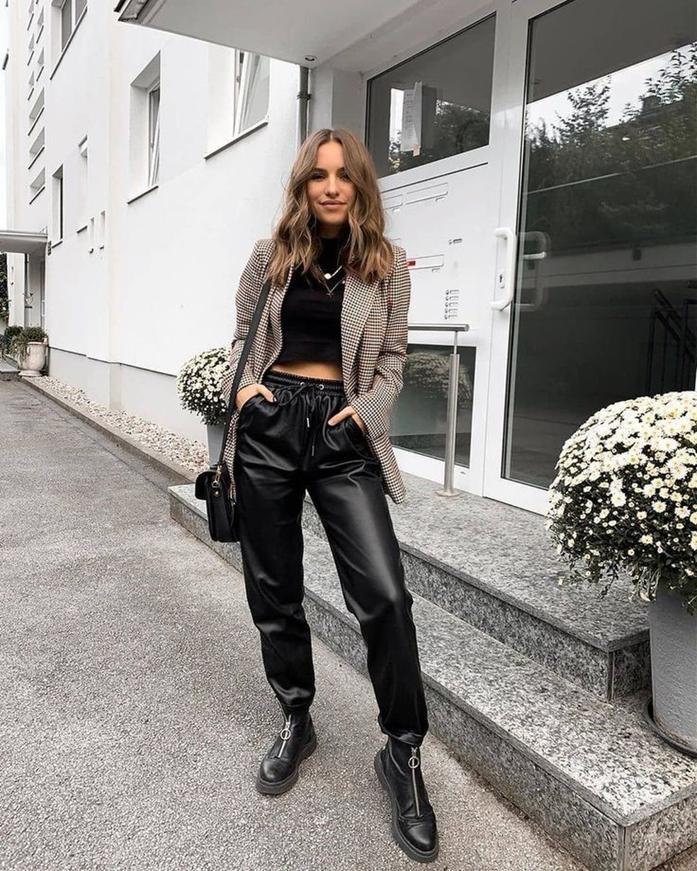 calça courino com camisa