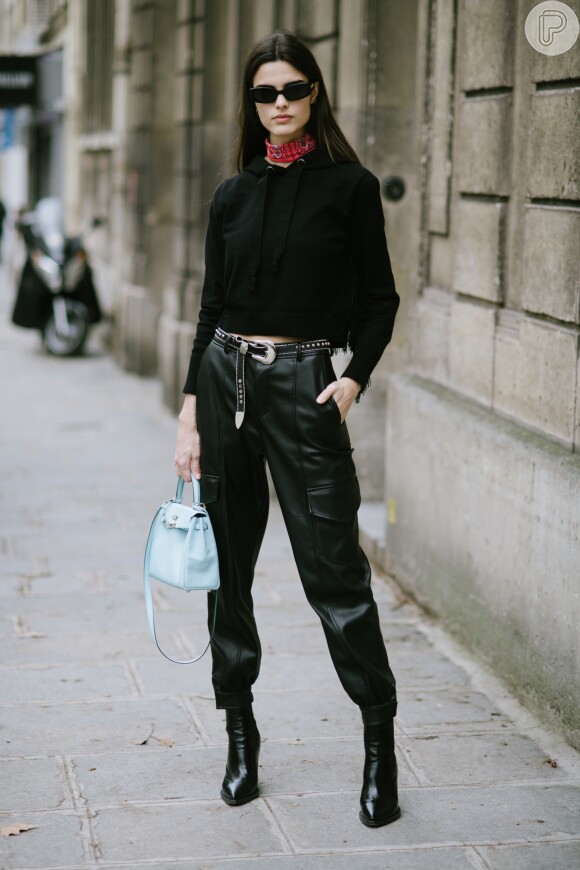look com calça de couro wide leg