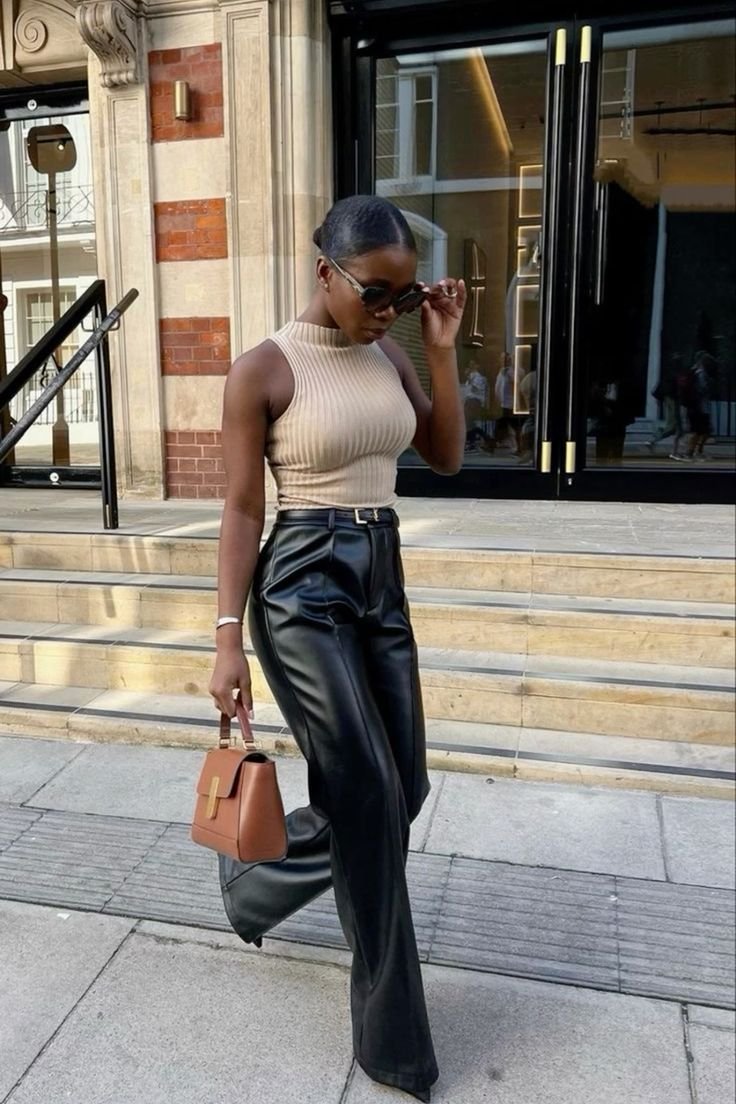 look com calça de couro wide leg
