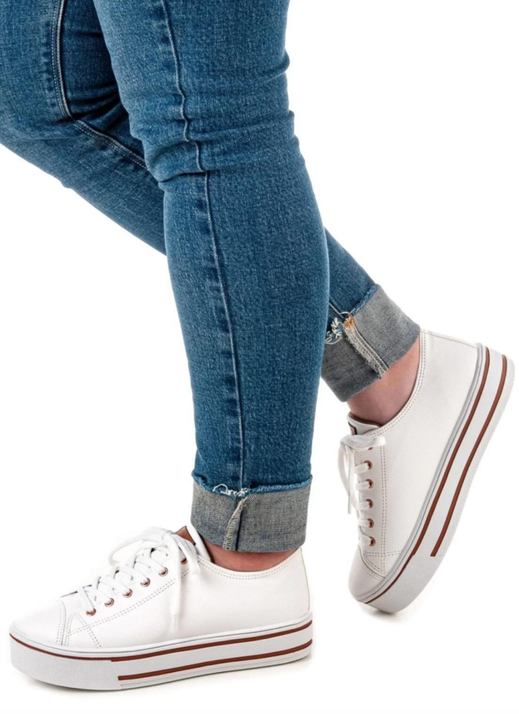 como usar calça jeans mom com tênis plataforma