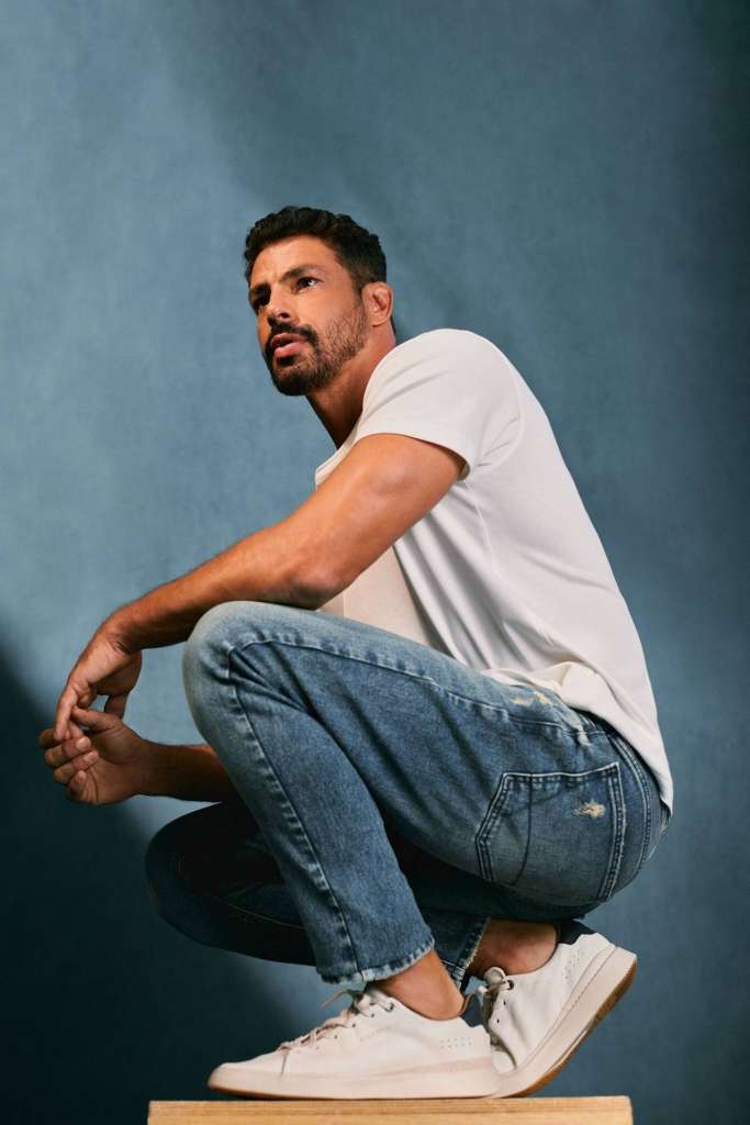 calça jeans skinny vs wide leg com tênis qual escolher