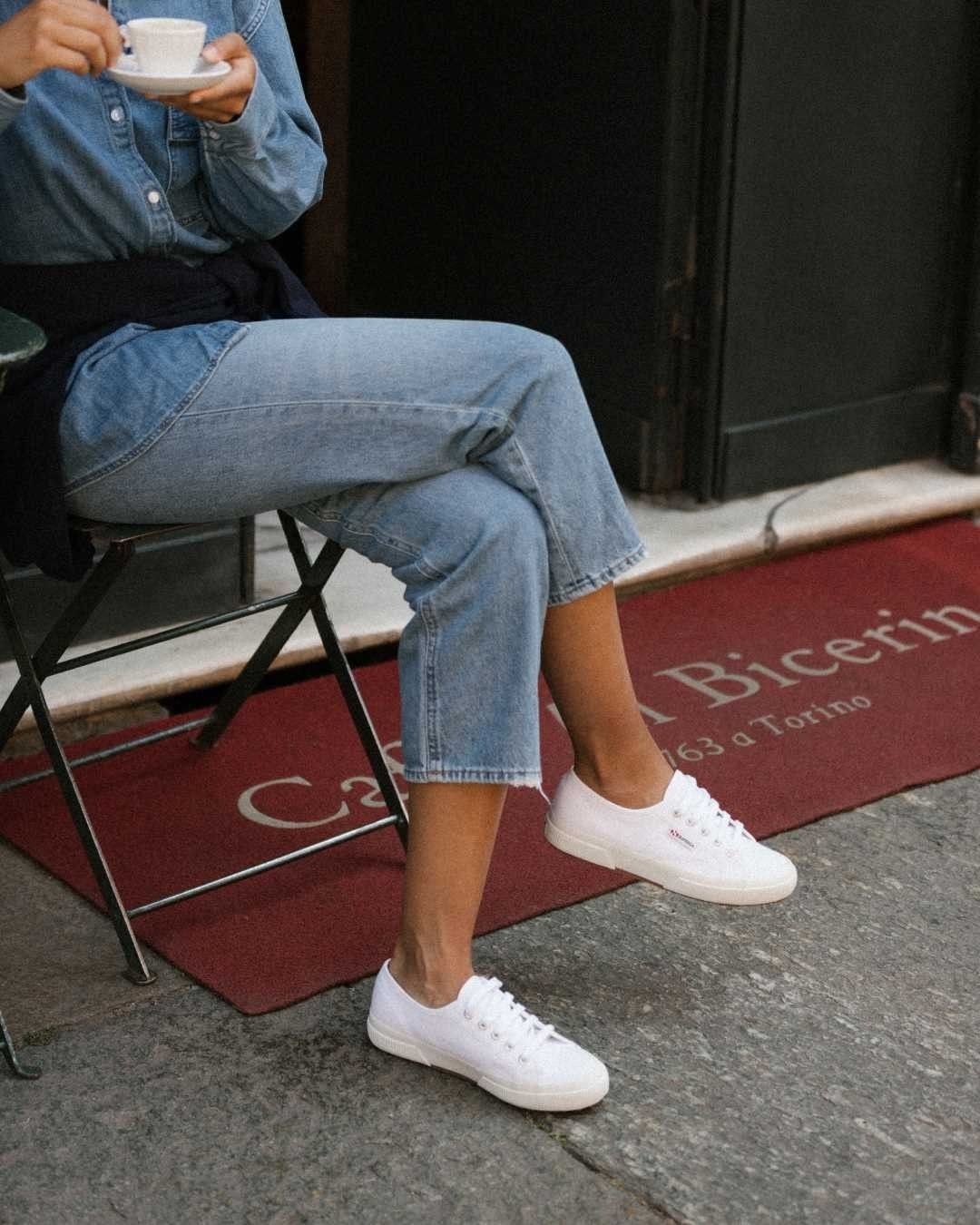 como usar calça jeans mom com tênis plataforma