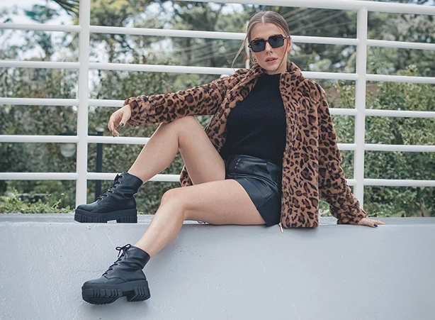 coturno preto look noite