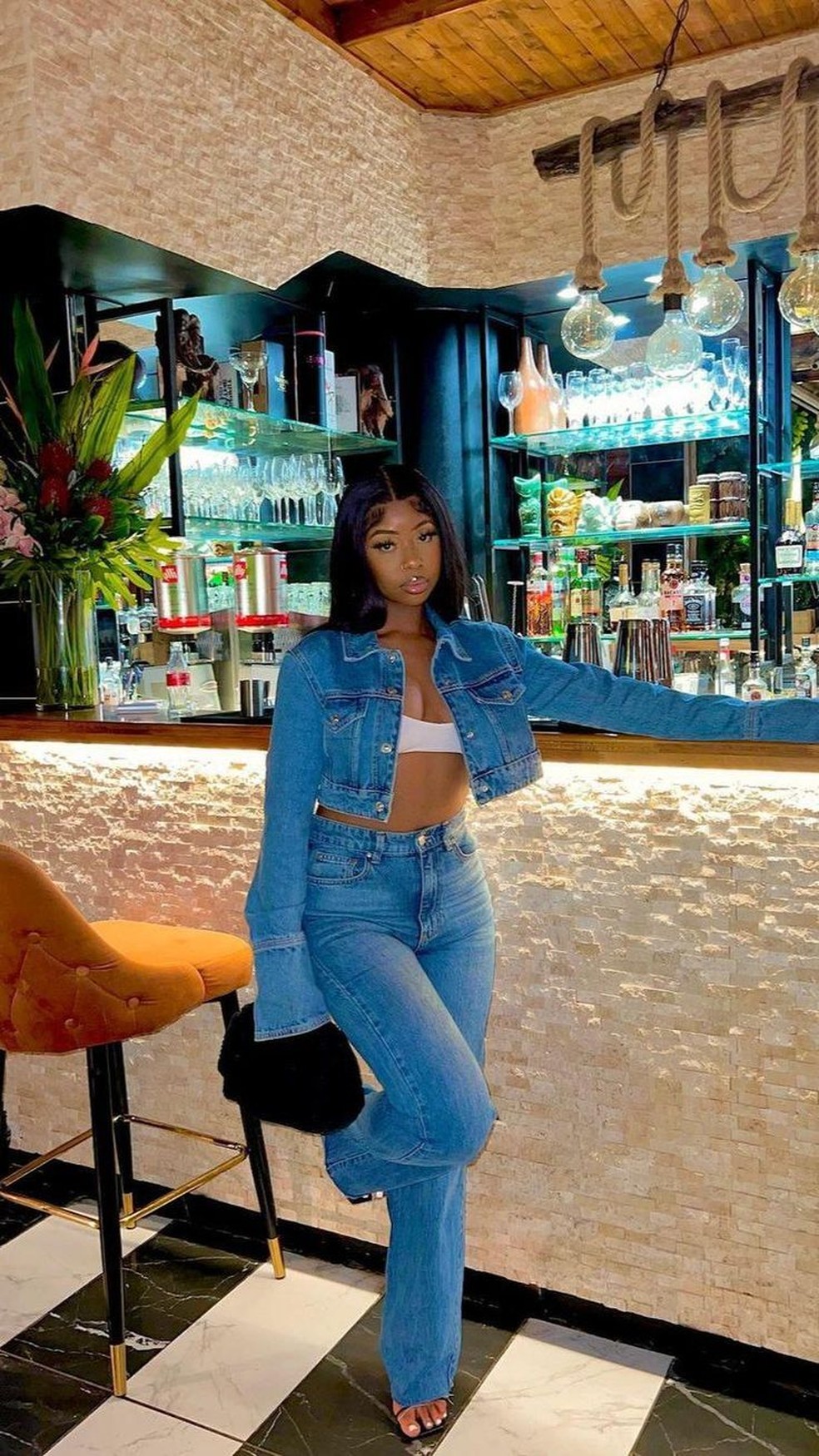 look barzinho noite calça jeans