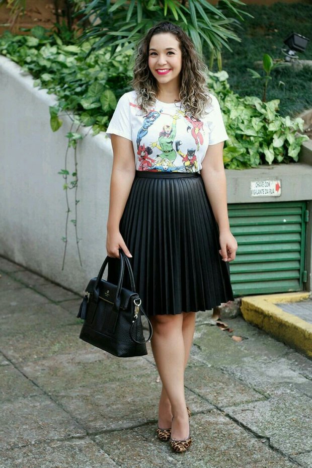 look saia plissada com tênis branco casual