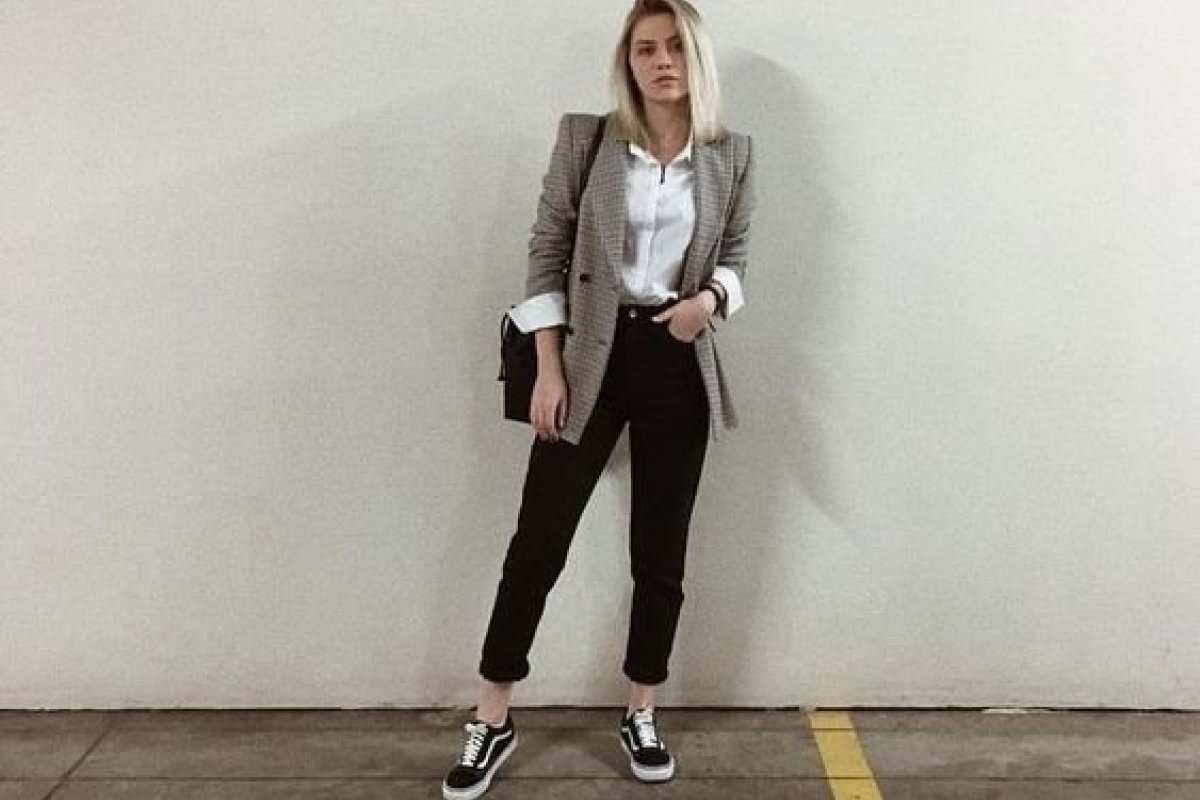 erros ao usar tênis no trabalho no verão