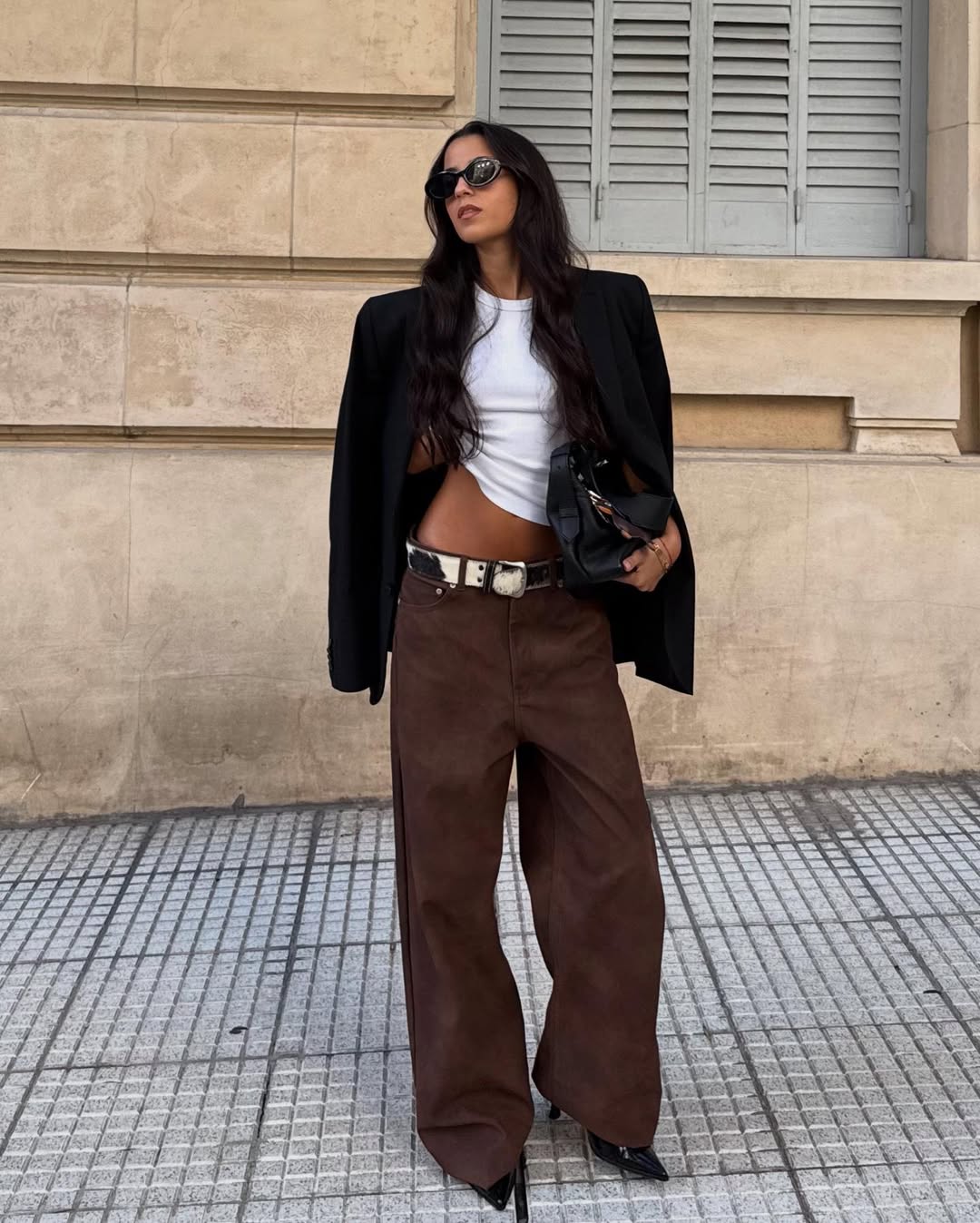 calça marrom alfaiataria versus cargo qual escolher