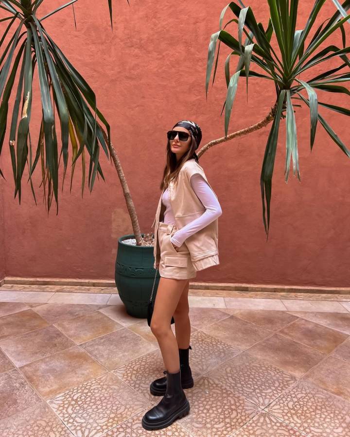 5 Looks com Coturno para Quebrar a Delicadeza do Vestido